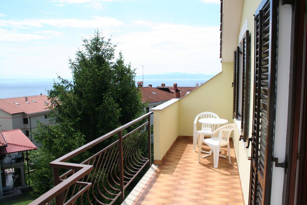 Apartments Petricic With Swimming Pool Ičići Екстериор снимка
