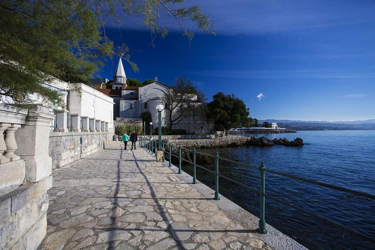 Apartments Petricic With Swimming Pool Ičići Екстериор снимка